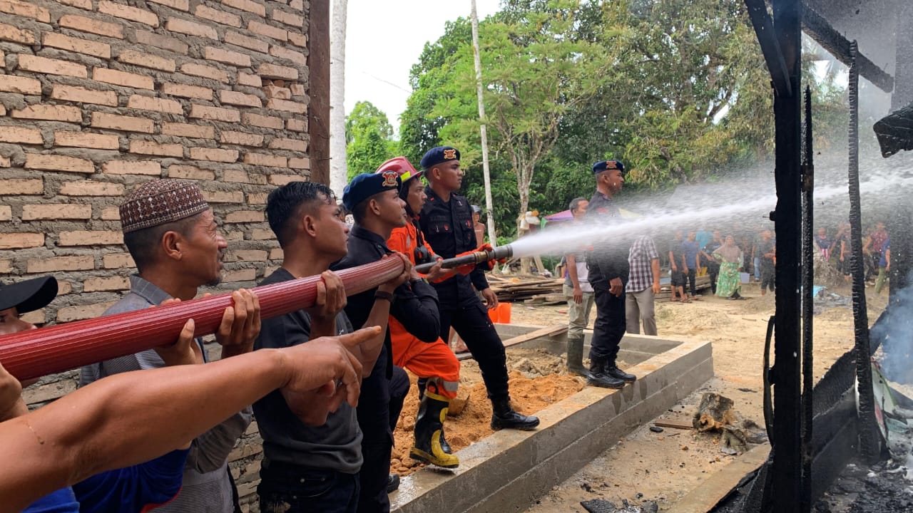 Respons Kilat Brimob Aceh, Kebakaran Rumah di Trumon Tengah Berhasil Dipadamkan 3 IMG 20250908 WA0023